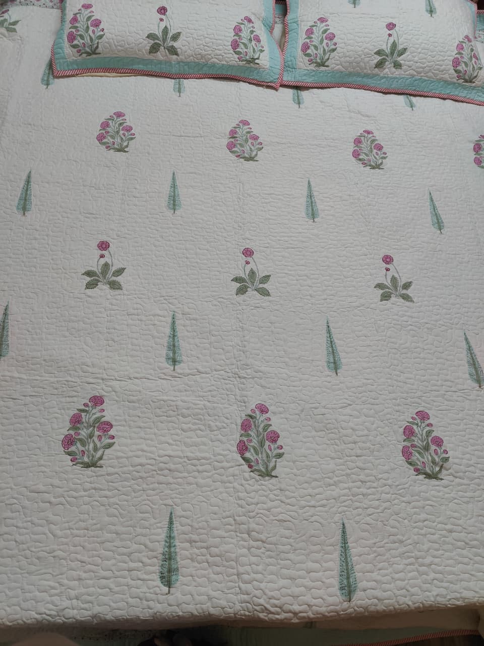 Light Magenta Floral Handblock Reversible Quilted Bedcover Set-105x108