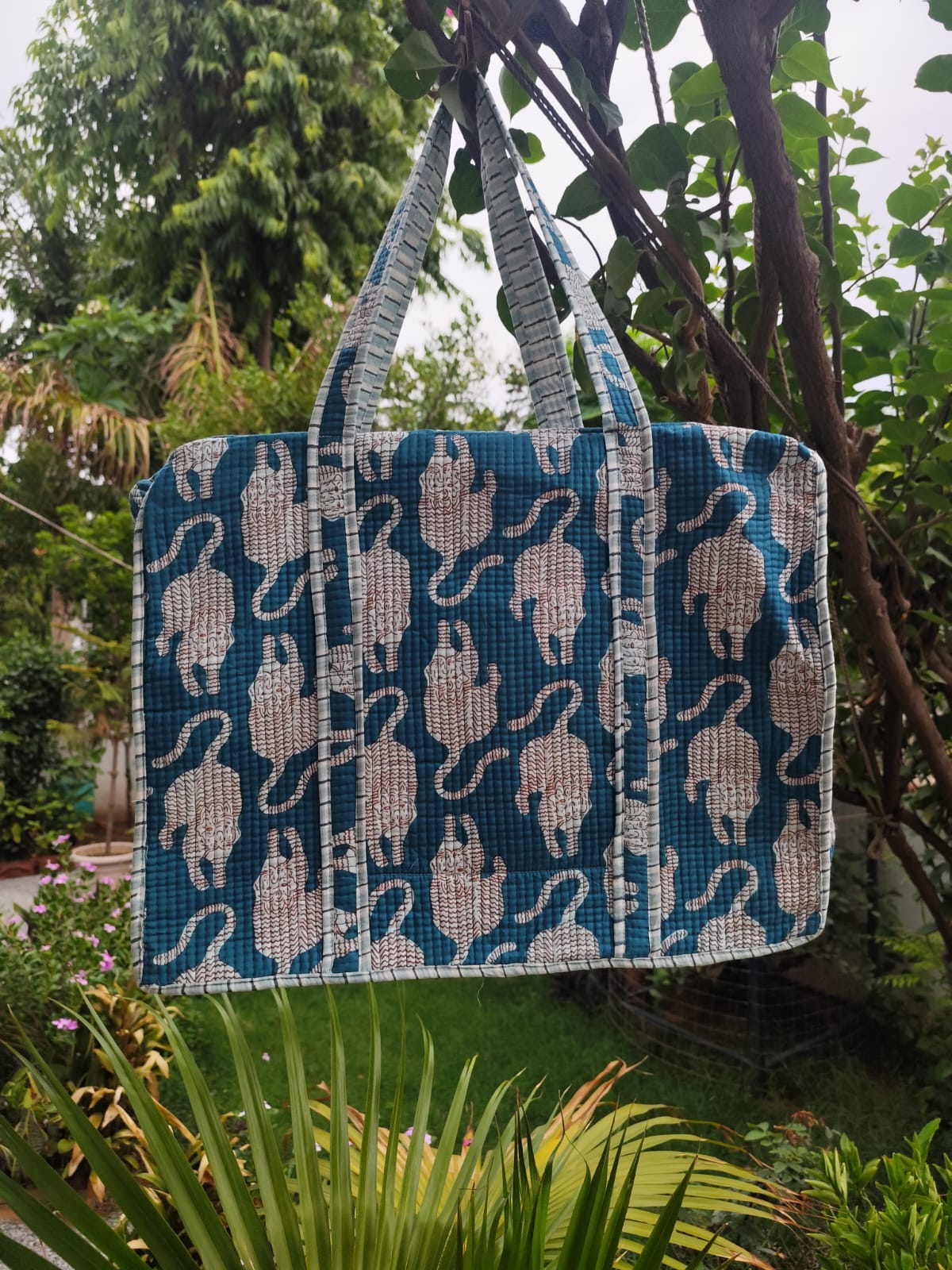 White Tiger Quilted Cotton Zipper Travel Bag