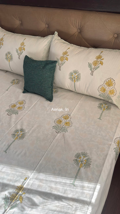 King size 300 TC percale cotton bedsheet with Jaipuri style handblock print by Aenak